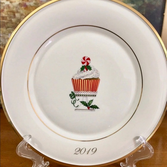 Lenox Annual Holiday Plate 2019 24K Gold Rim Cupcake NWT - Picture 1 of 5